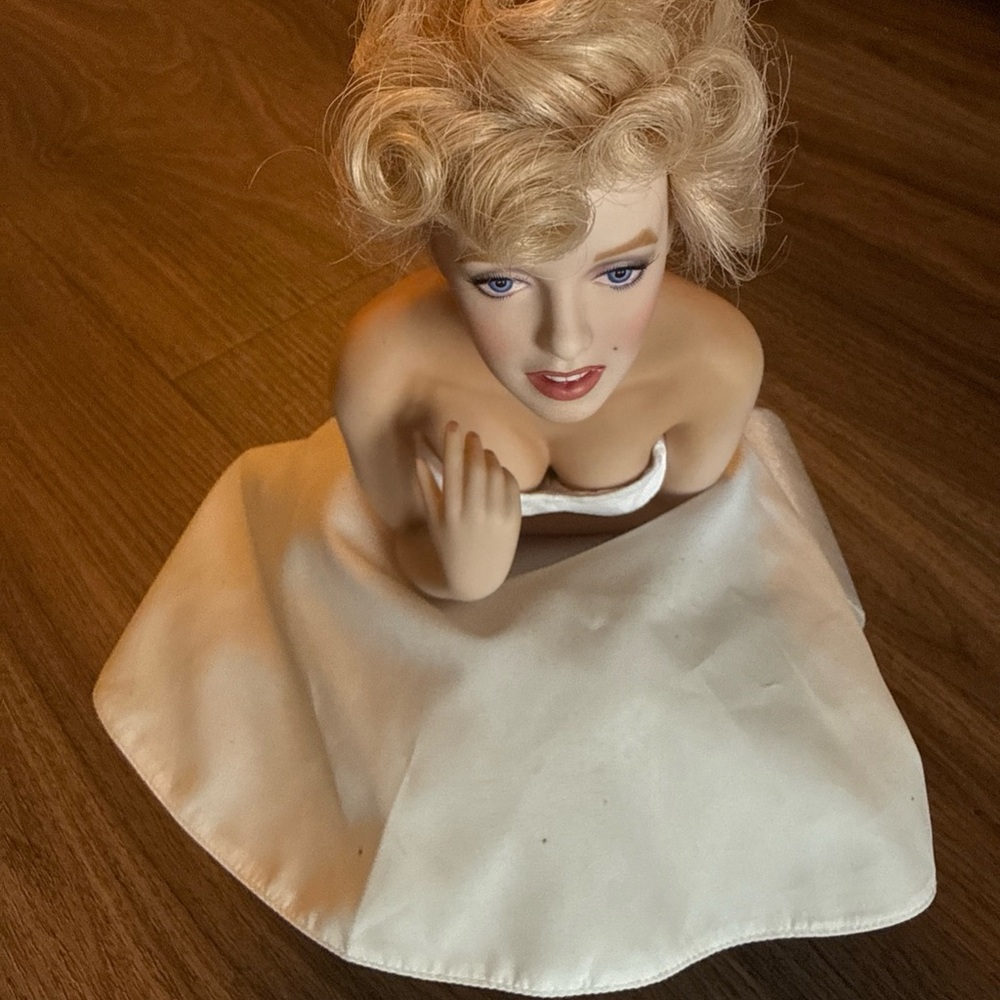 Franklin mint Marilyn Monroe porcelain love MARILYN 11 inch doll and couch - Picture 3 of 7
